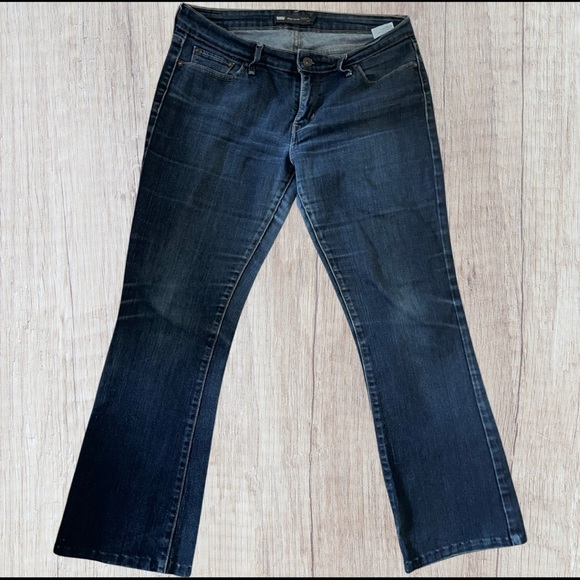 Levis Slight Curve Classic rise boot cut size 8/28 | night out date night - Picture 2 of 4